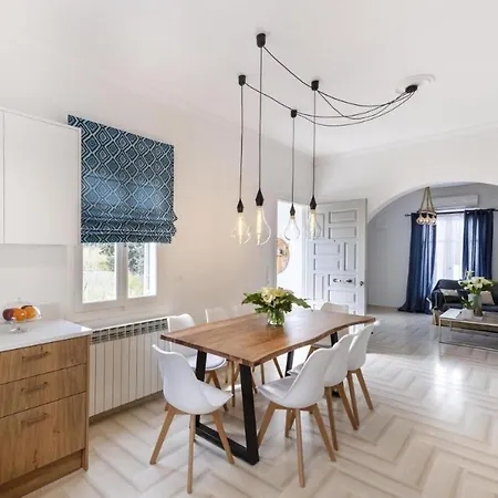 Parikia's Bright Comfort * Parikia (Paros)